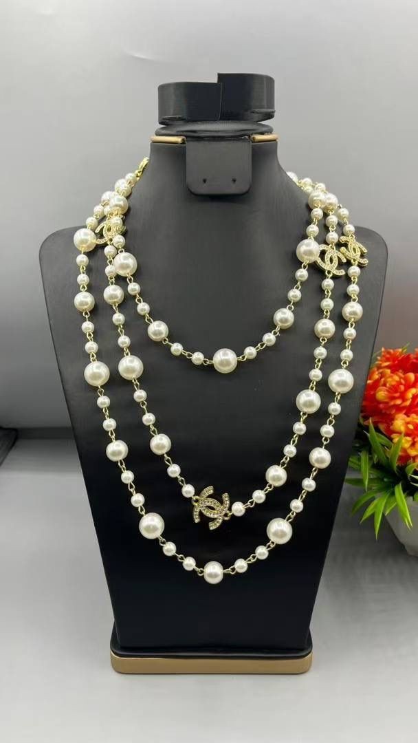 Celebrity bead necklace